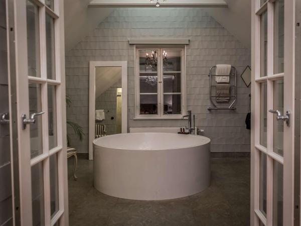 V Hotel Helsingborg; BW Premier Collection : photo 1 de la chambre suite lit king-size avec baignoire