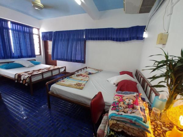 Prasuri Guest House : photo 4 de la chambre chambre triple avec salle de bains privative
