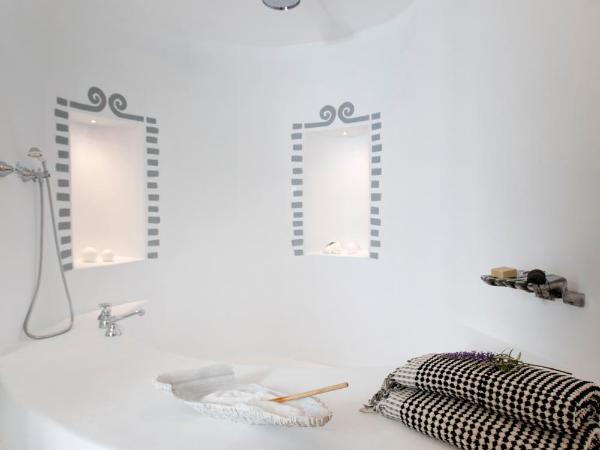 Erosantorini Estate : photo 3 de la chambre suite en duplex avec jacuzzi extérieur - vue sur caldera