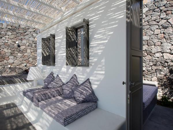 Erosantorini Estate : photo 1 de la chambre suite rez-de-chaussée avec jacuzzi extérieur - vue sur caldera