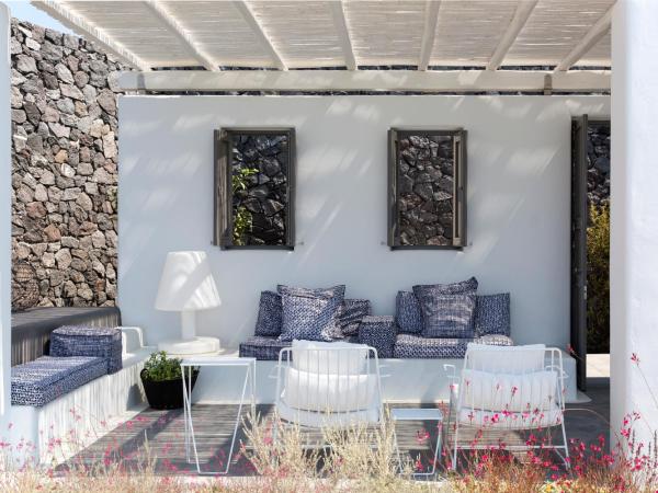 Erosantorini Estate : photo 5 de la chambre suite rez-de-chaussée avec jacuzzi extérieur - vue sur caldera