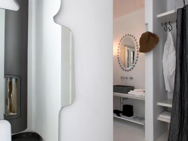 Erosantorini Estate : photo 2 de la chambre suite rez-de-chaussée avec jacuzzi extérieur - vue sur caldera