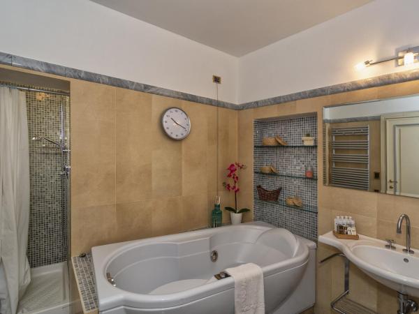 Lauri Loft : photo 5 de la chambre chambre lit king-size avec baignoire spa