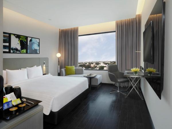 Novotel Chennai Chamiers Road : photo 3 de la chambre superior room with one king size bed