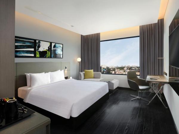 Novotel Chennai Chamiers Road : photo 4 de la chambre superior room with one king size bed