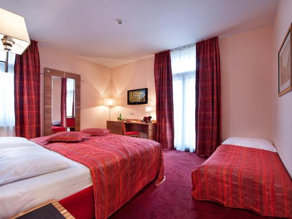 EA Hotel Sonata : photo 3 de la chambre chambre double avec lit d'appoint