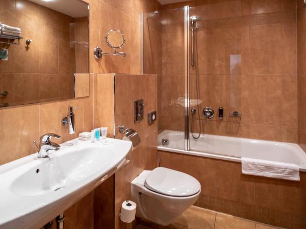 EA Hotel Sonata : photo 5 de la chambre chambre double avec lit d'appoint