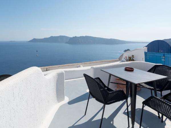 Strogili : photo 4 de la chambre studio troglodyte traditionnel (2-3 adultes) - annexe - vue sur caldera