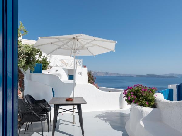 Strogili : photo 8 de la chambre studio troglodyte traditionnel (2 adultes) - annexe - vue sur caldera