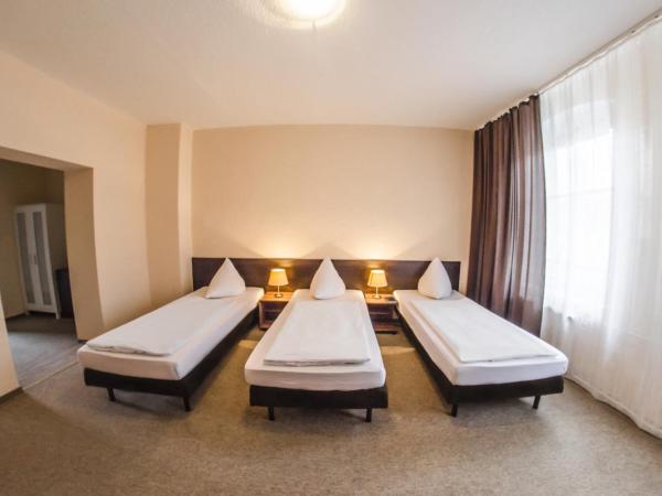 Hotel-Pension Victoria : photo 3 de la chambre chambre triple avec salle de bains privative séparée