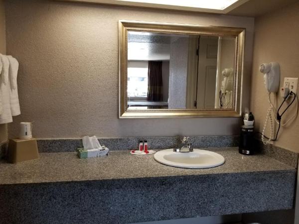 Super 8 by Wyndham San Antonio Pearl District Downtown : photo 7 de la chambre chambre lit king-size deluxe - non-fumeurs 