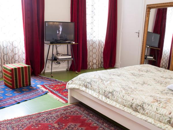 46FM : Montauban Guest House : photo 1 de la chambre chambre double avec salle de bains privative