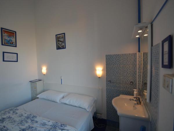 Olympia Hotel : photo 8 de la chambre chambre double ou lits jumeaux Économique avec salle de bains privative séparée