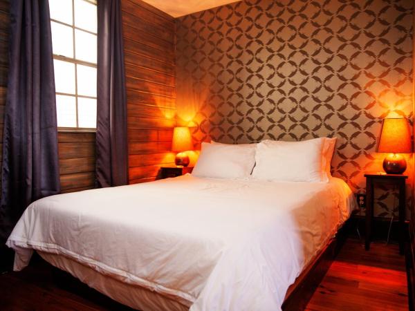 Royal Street Inn & Bar : photo 1 de la chambre suite lit queen-size deluxe