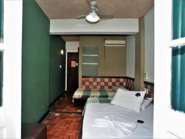 Laranjeiras Hostel : photo 1 de la chambre chambre triple avec salle de bains privative