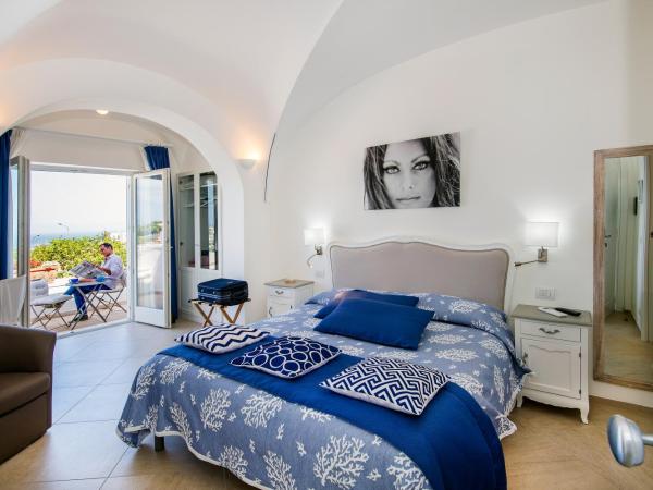 Villa Patrizi : photo 9 de la chambre chambre double deluxe avec balcon - vue sur mer