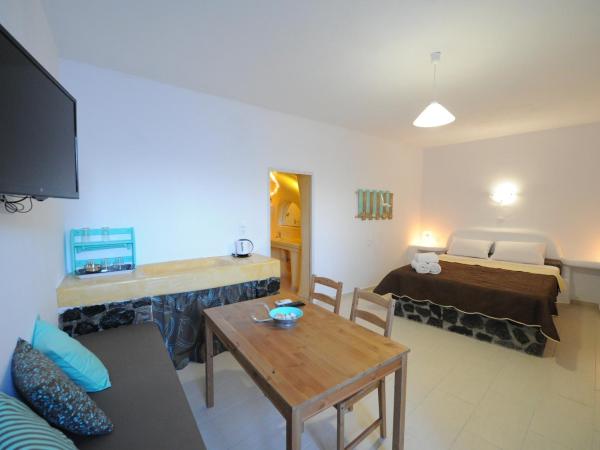 Manias Fira Residences : photo 3 de la chambre chambre double standard