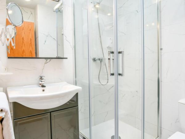 Logis Hotel & Restaurant Bergeret Sport : photo 2 de la chambre chambre triple