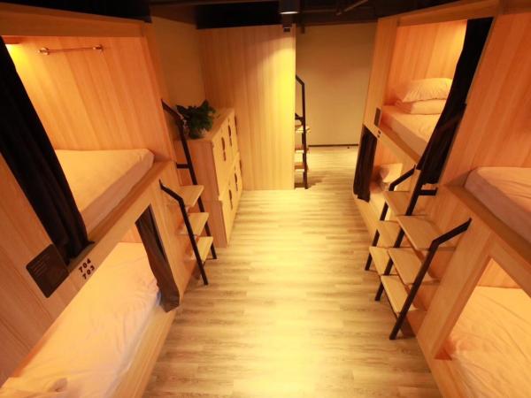 Chengdu Desti Youth Park Hostel Chunxi Road : photo 4 de la chambre lit dans dortoir pour hommes de 8 lits