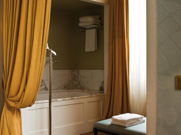 Antica Torre Di Via Tornabuoni 1 : photo 3 de la chambre chambre de luxe double ou lits jumeaux avec baignoire spa