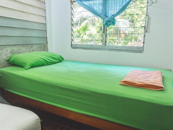 Tuk Tuk Guesthouse : photo 5 de la chambre lit simple en dortoir