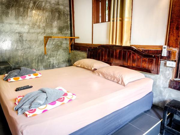 Tuk Tuk Guesthouse : photo 2 de la chambre bungalow avec climatisation