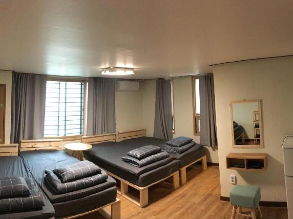 Take 1 Guesthouse Hongdae : photo 3 de la chambre chambre familiale avec salle de bains privative