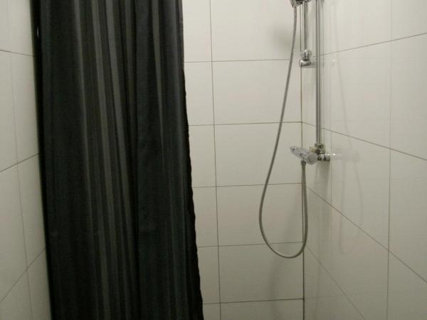 Vandrarhem Uppsala Centralstation : photo 6 de la chambre chambre double ou lits jumeaux avec salle de bains commune