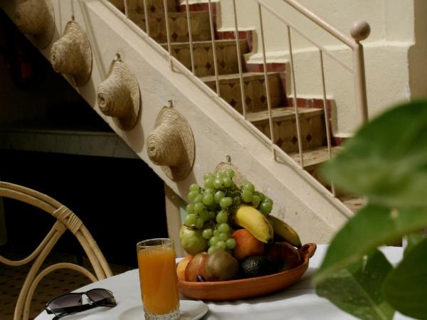 Riad Tizwa Fes : photo 10 de la chambre spacieuse chambre double - vue sur terrasse