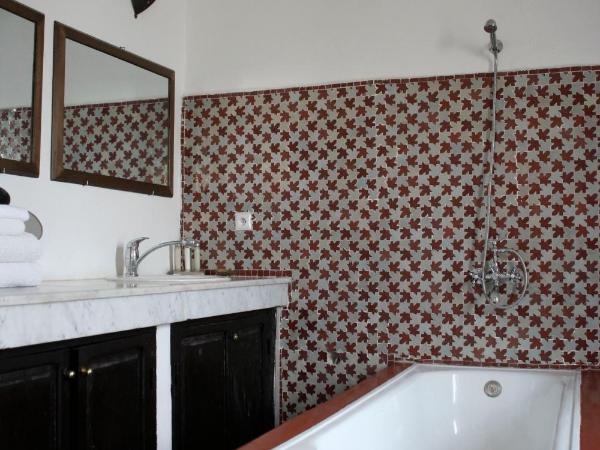 Riad Tizwa Fes : photo 7 de la chambre spacieuse chambre double - vue sur terrasse