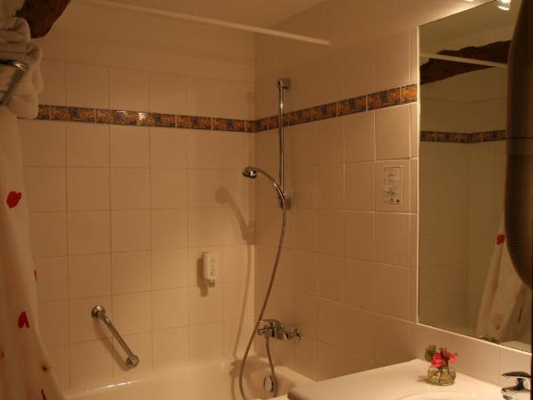 Hostellerie Le Beffroi : photo 3 de la chambre chambre double supérieure avec baignoire