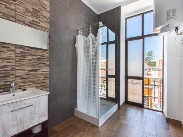 Faro Cosy Guesthouse : photo 7 de la chambre chambre double avec salle de bains privative extérieure