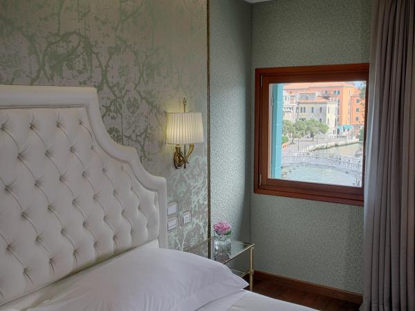 Hotel Santa Chiara : photo 8 de la chambre chambre de luxe double ou lits jumeaux avec vue sur le canal