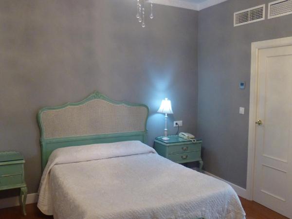 Le Petit Paris : photo 8 de la chambre chambre double ou lits jumeaux