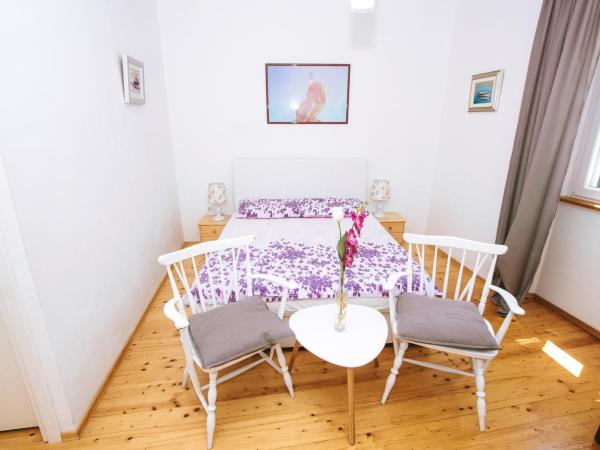 Apartments and Rooms Ille : photo 4 de la chambre chambre double avec salle de bains privative