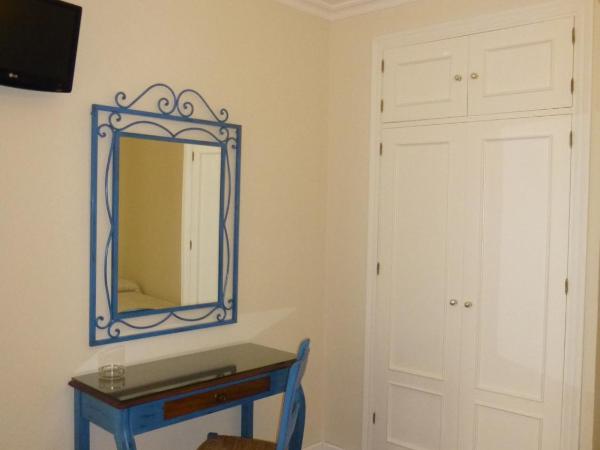 Le Petit Paris : photo 3 de la chambre chambre triple