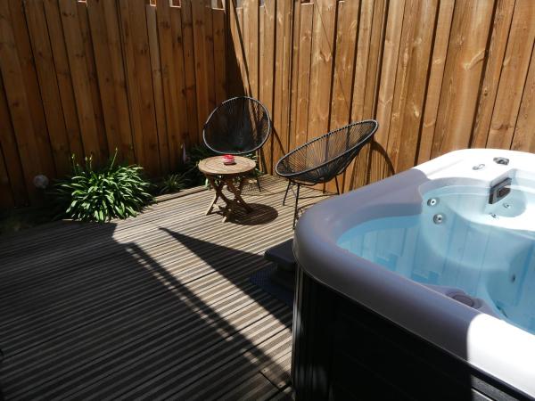 Hotel Pont Levis - Franck Putelat : photo 9 de la chambre chambre double supérieure avec bain à remous