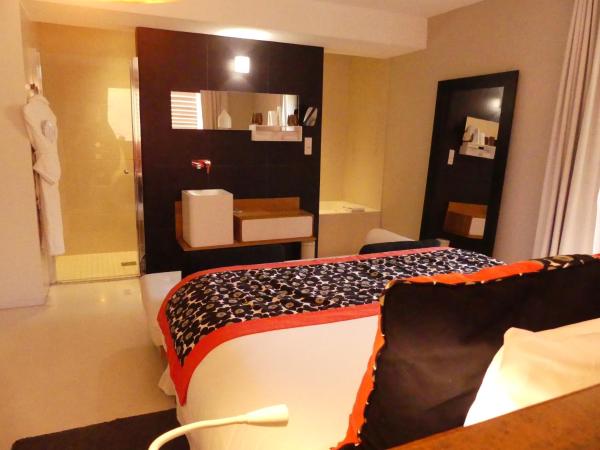 Hotel Pont Levis - Franck Putelat : photo 3 de la chambre suite junior avec baignoire spa et jacuzzi