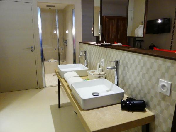 Hotel Pont Levis - Franck Putelat : photo 8 de la chambre chambre double supérieure avec bain à remous 