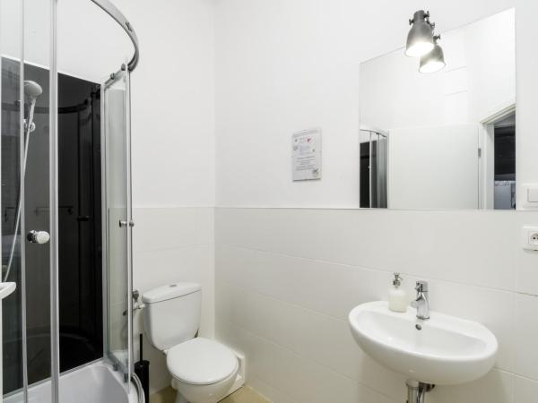 Lull Hostel : photo 4 de la chambre chambre double ou lits jumeaux avec salle de bains