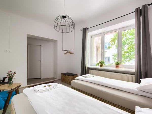 Lull Hostel : photo 2 de la chambre chambre double ou lits jumeaux avec salle de bains