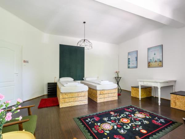 Lull Hostel : photo 3 de la chambre chambre double ou lits jumeaux avec salle de bains privative externe