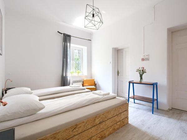 Lull Hostel : photo 2 de la chambre chambre double ou lits jumeaux avec salle de bains