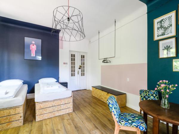 Lull Hostel : photo 3 de la chambre chambre double ou lits jumeaux avec salle de bains commune