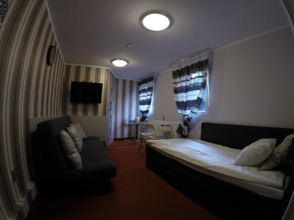 Villa Ventana Poznań City Free Parking 696-890-000 Śniadanie w Cenie : photo 5 de la chambre chambre lits jumeaux avec douche 