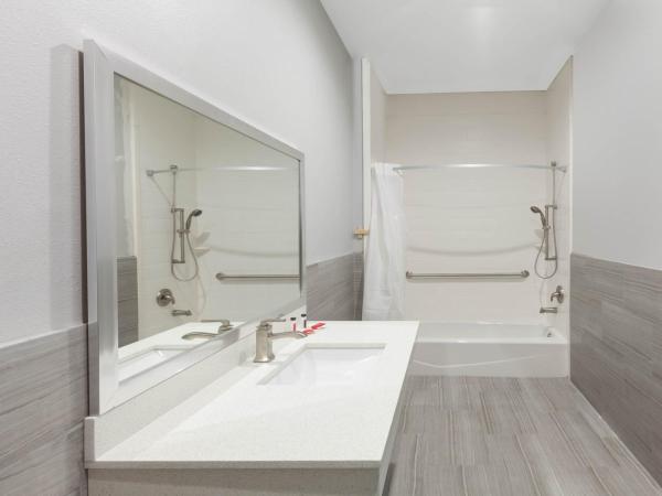 Baymont by Wyndham Houston Hobby Airport : photo 2 de la chambre chambre lit king-size avec baignoire - accessible aux personnes à mobilité réduite/malentendantes - non-fumeurs