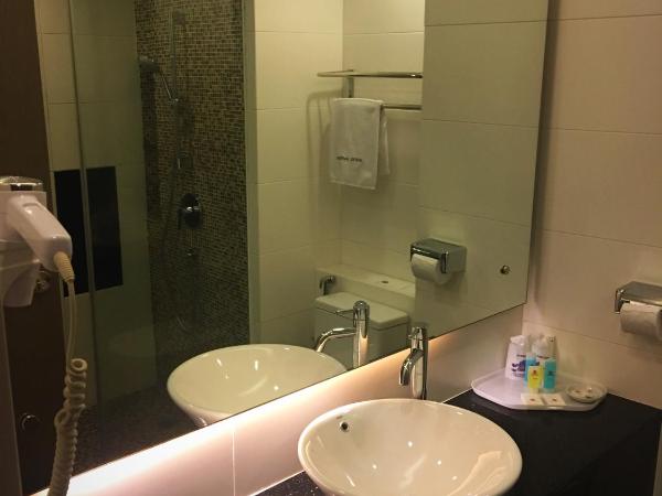 Hotel Capital Kota Kinabalu : photo 6 de la chambre chambre standard lit queen-size