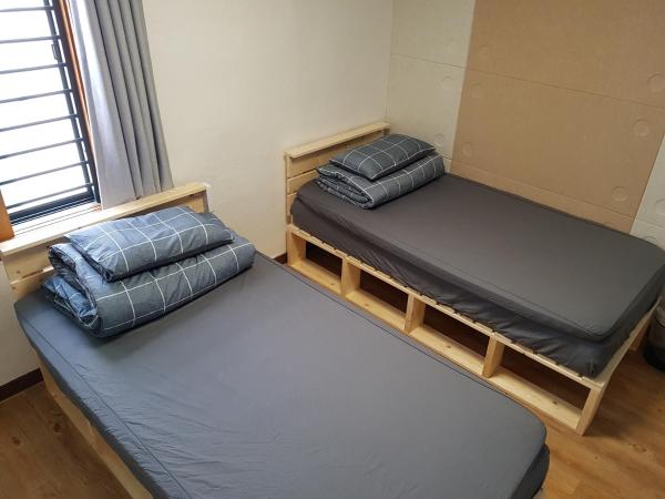Take 1 Guesthouse Hongdae : photo 4 de la chambre chambre lits jumeaux avec salle de bains privative