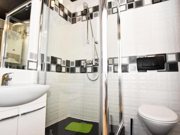 City Central Hostel - Pokoje prywatne : photo 3 de la chambre chambre double avec salle de bains commune