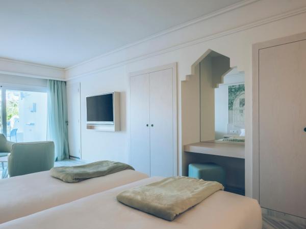Iberostar Selection Marbella Coral Beach : photo 5 de la chambre chambre lits jumeaux avec accès direct à la piscine semi-privée 